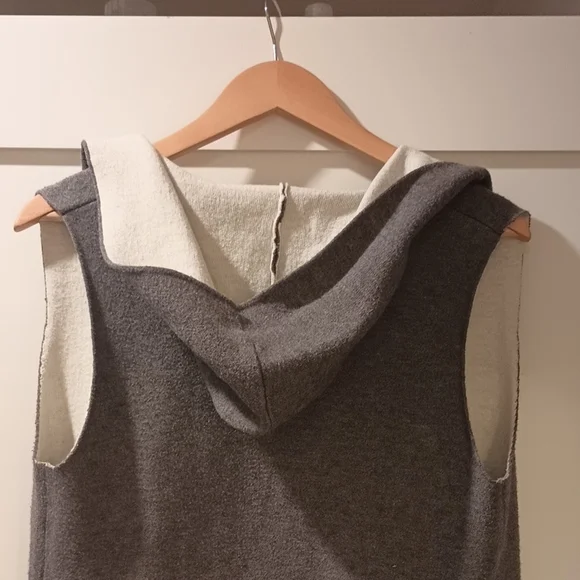 Gray and White Sleeveless Open Cardigan - Picture 3 of 3